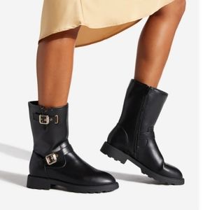 Flat boot